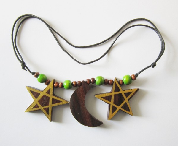 Halskette mit 2 Pentagrammen und Halbmond, aus Holz