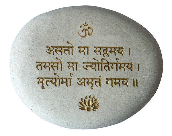 Flußstein "Asato Ma Gamayah Mantra" weiss/gold 9cm