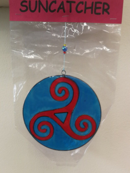 Suncatcher Triskele blau/rot mit Aufhängefaden und Öse ca 15cm aus Resin