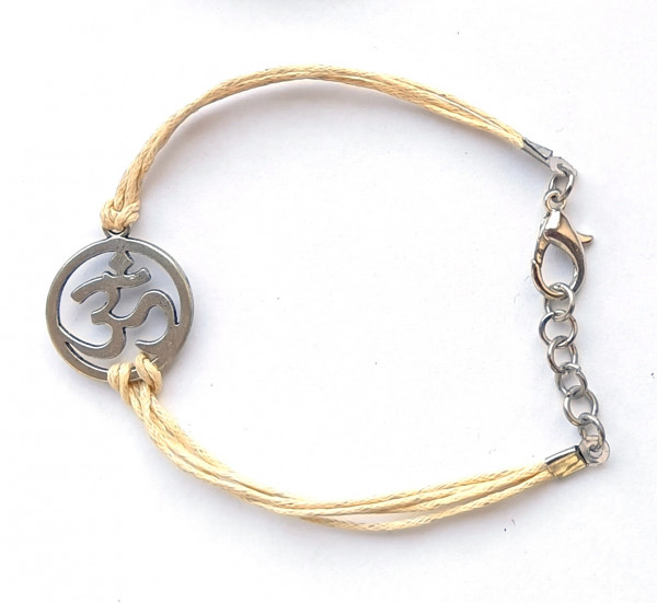 Armband "Om" Baumwolle beige mit Metallanhänger Ø2cm, verstellbar 17-19,5cm
