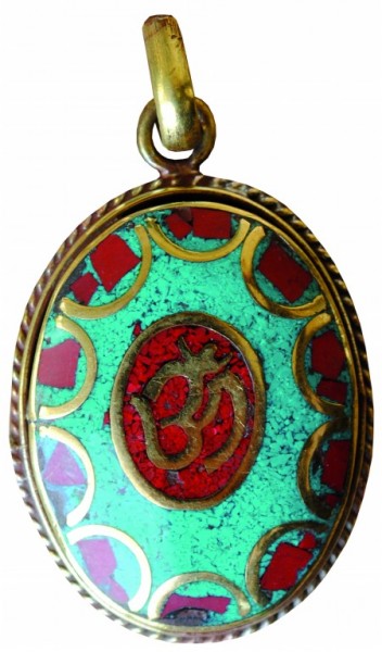 Anhänger Om grün/rot Messing oval 2x3cm
