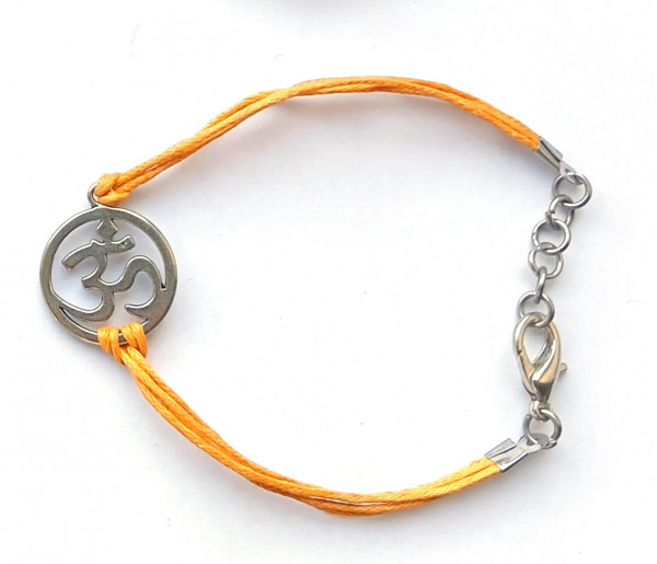 Armband "Om" Baumwolle orange mit Metallanhänger Ø2cm, verstellbar 17-19,5cm