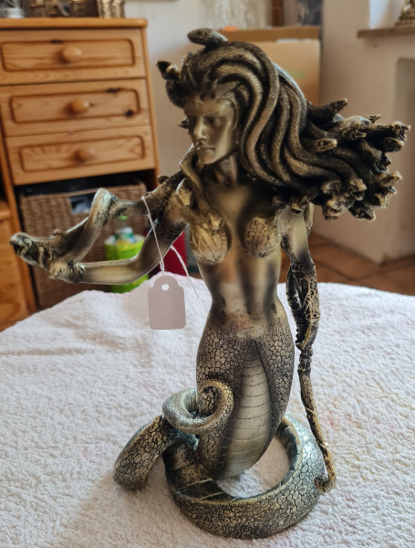 Medusa-Statue mit Bogen, bronziert