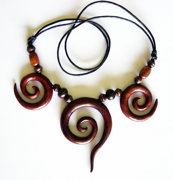 Halskette mit 2 kleineren und 1 größeren Spirale aus Holz